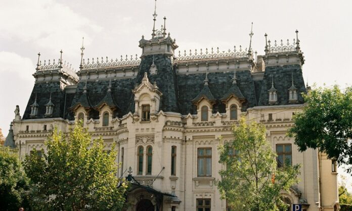 Çoğulculuk, farklı görüşlerin, kimliklerin ve çıkar gruplarının siyasal sistem içinde varlık göstermesine olanak tanıyan bir ilkedir. Bu ilke, özellikle demokratik toplumlarda siyasal meşruiyetin ve toplumsal barışın temel güvencelerinden biri olarak görülür. Çoğulculuğun varlığı, yalnızca fikir çeşitliliğine izin vermekle kalmaz; aynı zamanda bu fikirlerin yönetime katılabilmesini, temsil edilebilmesini ve etkili şekilde tartışılabilmesini de içerir. Siyasetin tek sesli olmaktan kurtulması, çoğulculuk sayesinde mümkün olur. Ancak çoğulculuk ilkesi yalnızca teorik düzlemde değil, pratikte de etkili olmalıdır. Bu nedenle çoğulculuğun siyasette nasıl hayata geçirileceği kritik bir sorudur. Konulu bir haber görseli.