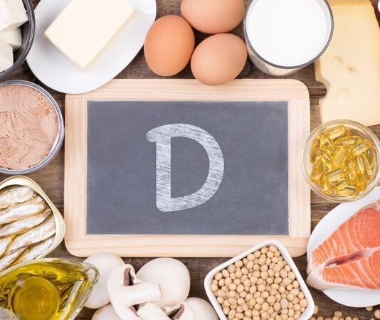 D vitamini, vücudun sağlıklı bir şekilde işleyebilmesi için kritik bir vitamindir. Kemik sağlığından, bağışıklık sisteminin güçlenmesine kadar pek çok önemli işlevi vardır. En yaygın olarak güneş ışığı ile elde edilmesi bilinse de, sadece güneş ışığına dayalı bir D vitamini alımı, birçok kişi için yeterli olmayabilir. Bu yazıda, D vitamini alımının neden sadece güneşle sağlanamayacağı, güneş ışığının etkileri ve alternatif kaynaklar hakkında ayrıntılı bilgi vereceğiz. Konulu bir haber görseli.