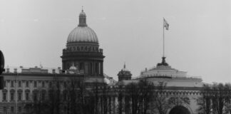 Güçler ayrılığı, modern demokrasilerin temelini oluşturan en önemli ilkelerden biridir. Bu ilke, yasama, yürütme ve yargı erklerinin birbirinden bağımsız çalışmasını ve birbirini dengelemesini hedefler. Devletin mutlak güce sahip bir yapı haline gelmesini engelleyen bu sistem, bireysel hak ve özgürlüklerin korunması için vazgeçilmezdir. Tarih boyunca birçok toplum, tek bir elde toplanan yetkinin doğurduğu otoriter rejimlerin baskısıyla karşı karşıya kalmış; bu da güçler ayrılığı ilkesinin neden bu kadar hayati olduğunu açıkça göstermiştir. Konulu bir haber görseli