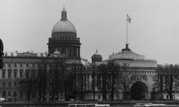 Demokratik Sistemlerin Teminatı Güçler Ayrılığı Prensibi Ne Anlama Geliyor Güçler ayrılığı, modern demokrasilerin temelini oluşturan en önemli ilkelerden biridir. Bu ilke, yasama, yürütme ve yargı erklerinin birbirinden bağımsız çalışmasını ve birbirini dengelemesini hedefler. Devletin mutlak güce sahip bir yapı haline gelmesini engelleyen bu sistem, bireysel hak ve özgürlüklerin korunması için vazgeçilmezdir. Tarih boyunca birçok toplum, tek bir elde toplanan yetkinin doğurduğu otoriter rejimlerin baskısıyla karşı karşıya kalmış; bu da güçler ayrılığı ilkesinin neden bu kadar hayati olduğunu açıkça göstermiştir. Konulu bir haber görseli