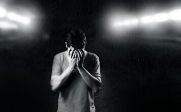 Depresyon, modern toplumda giderek daha yaygın hale gelen ve çoğu zaman göz ardı edilen bir sorundur. Herkes zaman zaman moral bozukluğu, mutsuzluk ve umutsuzluk hissi yaşayabilir, ancak depresyon çok daha derin ve kalıcı bir durumdur. Çoğu insan depresyonu sadece bir ruh hali olarak görse de, aslında bu bir hastalık olarak kabul edilir. Hem psikolojik hem de fiziksel sağlık üzerinde ciddi etkiler yaratabilen depresyon, bireyin yaşam kalitesini önemli ölçüde düşürür. Peki, depresyon gerçekten bir ruh hali mi yoksa klinik olarak tanımlanmış bir hastalık mı? İşte bu soruya yanıt ararken, depresyonun belirtileri, nedenleri ve tedavi yöntemleri hakkında derinlemesine bilgi edinmek büyük önem taşır. Konulu bir haber görseli.