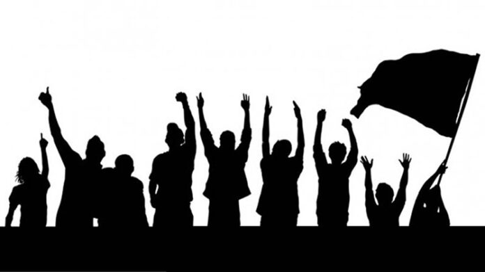 Desantralizasyon Nedir Merkeziyetçilikle Farkları Nelerdir Modern yönetim anlayışında devletin işleyiş biçimi, karar alma süreçlerinin kim tarafından ve hangi düzeyde yürütüldüğüne göre şekillenir. Bu bağlamda desantralizasyon yani yerinden yönetim anlayışı ile merkeziyetçilik arasındaki farklar, yalnızca birer idari tercih değil aynı zamanda toplumsal katılım, kaynak kullanımı ve hizmet kalitesi açısından da ciddi sonuçlar doğurur. Son yıllarda özellikle büyük ve karmaşık toplumlarda desantralizasyon eğiliminin artması, bu kavramın siyasetten ekonomiye kadar birçok alanda yeniden tartışılmasına neden olmuştur. Konulu bir haber görseli.