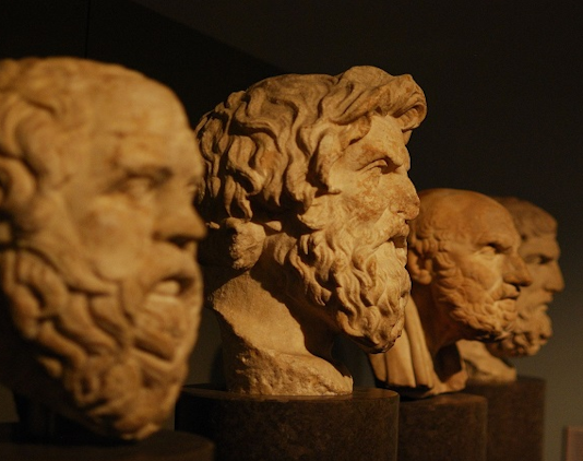 özgür irade kavramını ciddi biçimde sarsar. İnsanlar seçim yaptıklarına inanabilirler; ama gerçekte bu seçimler, çok önceden beyinde başlatılan süreçlerin sonucudur.