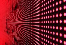 Günümüzün dijital çağında internete bağlanmak yalnızca bilgiye ulaşmak ya da sosyal medyada vakit geçirmekten ibaret değil. Her çevrimiçi hareketimiz, biz farkında olmadan geride dijital ayak izi bırakıyor. Üstelik bu izler, yalnızca sosyal medya gönderilerimizle ya da yaptığımız aramalarla sınırlı değil. Ziyaret ettiğimiz web siteleri, konum verilerimiz, tıkladığımız bağlantılar, indirdiğimiz dosyalar, izlediğimiz videolar ve hatta ne kadar süreyle bir içerikte kaldığımız gibi onlarca veri noktası ile takip ediliyoruz. Bu yazıda, dijital ayak izinin ne olduğunu, ne ölçüde izlendiğimizi ve bu izlerin kimler tarafından nasıl kullanıldığını derinlemesine ele alacağız. Konulu bir haber görseli.