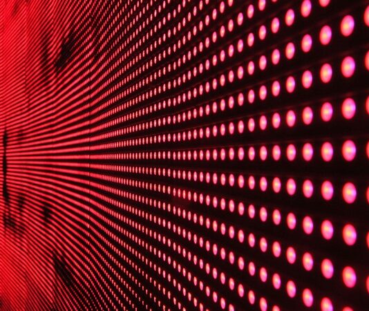 Günümüzün dijital çağında internete bağlanmak yalnızca bilgiye ulaşmak ya da sosyal medyada vakit geçirmekten ibaret değil. Her çevrimiçi hareketimiz, biz farkında olmadan geride dijital ayak izi bırakıyor. Üstelik bu izler, yalnızca sosyal medya gönderilerimizle ya da yaptığımız aramalarla sınırlı değil. Ziyaret ettiğimiz web siteleri, konum verilerimiz, tıkladığımız bağlantılar, indirdiğimiz dosyalar, izlediğimiz videolar ve hatta ne kadar süreyle bir içerikte kaldığımız gibi onlarca veri noktası ile takip ediliyoruz. Bu yazıda, dijital ayak izinin ne olduğunu, ne ölçüde izlendiğimizi ve bu izlerin kimler tarafından nasıl kullanıldığını derinlemesine ele alacağız. Konulu bir haber görseli.