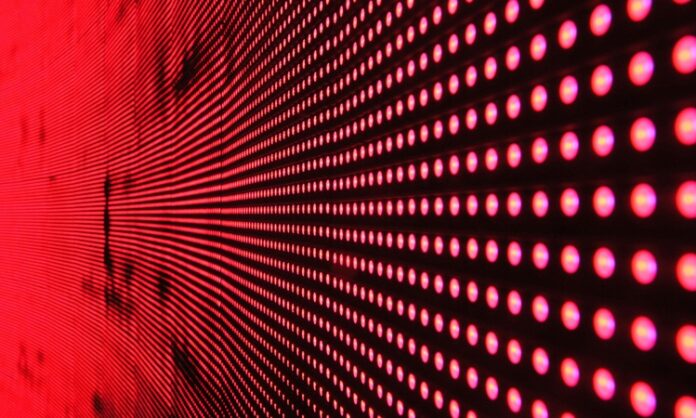 Günümüzün dijital çağında internete bağlanmak yalnızca bilgiye ulaşmak ya da sosyal medyada vakit geçirmekten ibaret değil. Her çevrimiçi hareketimiz, biz farkında olmadan geride dijital ayak izi bırakıyor. Üstelik bu izler, yalnızca sosyal medya gönderilerimizle ya da yaptığımız aramalarla sınırlı değil. Ziyaret ettiğimiz web siteleri, konum verilerimiz, tıkladığımız bağlantılar, indirdiğimiz dosyalar, izlediğimiz videolar ve hatta ne kadar süreyle bir içerikte kaldığımız gibi onlarca veri noktası ile takip ediliyoruz. Bu yazıda, dijital ayak izinin ne olduğunu, ne ölçüde izlendiğimizi ve bu izlerin kimler tarafından nasıl kullanıldığını derinlemesine ele alacağız. Konulu bir haber görseli.