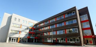 Disiplinlerarası eğitim, farklı akademik disiplinlerden gelen bilgi ve yöntemlerin bir araya getirilerek dersler içinde sentezlenmesi anlamına gelir. Bu yaklaşımla, öğrenciler tek bir alanın sınırlarında kalmak yerine, karmaşık sorunlara çok yönlü bakış açılarıyla yaklaşmayı öğrenir. Böylece disiplinlerarası çalışan bireyler; analitik düşünmeyi, problem çözmede esnekliği ve yaratıcı fikir üretmeyi içeren 21. yüzyıl becerilerini kazanır. Bu model, hâlihazırda eğitim dünyasında çeşitlenen alanlarda giderek öne çıkmaktadır. Konulu bir haber görseli.