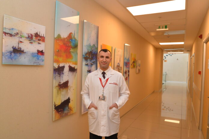 Rahim ağzı (serviks) kanseri, genellikle HPV (Human Papilloma Virus) adı verilen virüs nedeniyle rahim ağzındaki hücrelerin anormal şekilde çoğalması sonucu oluşuyor. Düzenli pap smear testleri ve HPV aşıları, rahim ağzı kanseri riskini azaltmada önemli rol oynuyor. Erken teşhis önem taşıyor çünkü tedavi şansını artırabiliyor. Doç. Dr. Gökhan Demirayak, 