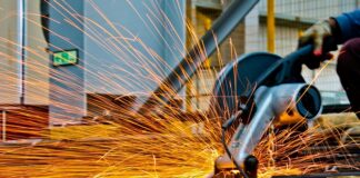 Modern dünya ekonomisi, milyarlarca insanın ihtiyaçlarını karşılamak üzere her gün milyonlarca ürünün üretildiği devasa bir sistem üzerine kuruludur. Gıda, enerji, teknoloji, ham madde ve tüketim ürünleri gibi çok çeşitli alanlarda üretim yapılırken, bazı ürünler diğerlerinden çok daha fazla üretilir. Bu bağlamda “Dünyada en çok üretilen şey nedir?” sorusu, yalnızca genel kültür değil, aynı zamanda ekonomik analiz ve yatırım stratejileri için de oldukça önemli bir başlıktır. Konulu bir haber görseli.