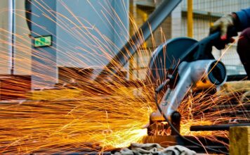 Modern dünya ekonomisi, milyarlarca insanın ihtiyaçlarını karşılamak üzere her gün milyonlarca ürünün üretildiği devasa bir sistem üzerine kuruludur. Gıda, enerji, teknoloji, ham madde ve tüketim ürünleri gibi çok çeşitli alanlarda üretim yapılırken, bazı ürünler diğerlerinden çok daha fazla üretilir. Bu bağlamda “Dünyada en çok üretilen şey nedir?” sorusu, yalnızca genel kültür değil, aynı zamanda ekonomik analiz ve yatırım stratejileri için de oldukça önemli bir başlıktır. Konulu bir haber görseli.