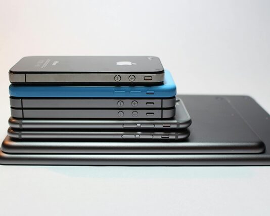 Küresel ölçekte milyarlarca insanın ihtiyaç ve tercihlerine göre şekillenen ürün pazarında bazı ürünler zamanla evrensel bir tüketim nesnesi haline gelir. Tüketici davranışları, teknolojik gelişmeler, ekonomik durumlar ve yaşam tarzları değişse de bazı ürünler, yıllar boyunca değişmeyen bir şekilde dünya genelinde en çok satılan ürünler listesinin üst sıralarında yer alır. Bu nedenle birçok kişi "Dünyanın en çok satılan ürünü nedir?" sorusunun cevabını merak etmektedir. Bu sorunun yanıtı yalnızca bir merak unsuru değil, aynı zamanda girişimciler ve yatırımcılar için fırsatların anahtarı niteliğindedir. Konulu bir haber görseli.