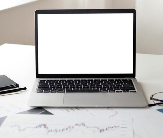 E-ticaret, teknolojinin hızla gelişmesiyle birlikte son yıllarda girişimciliğin en popüler alanlarından biri haline gelmiştir. Özellikle internetin yaygınlaşması ve dijitalleşmenin her alanda artmasıyla birlikte artık evden çalışarak bir işletme kurmak hayal olmaktan çıkmış, somut bir gerçeklik haline gelmiştir. Peki gerçekten e-ticaret evde yapılır mı? Bu sorunun yanıtı, net bir şekilde evettir. Hatta günümüzde kurulan birçok başarılı e-ticaret markası, evde başlanan küçük adımlarla doğmuştur. Konulu bir haber görseli