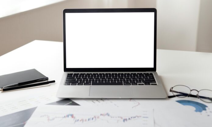 E-ticaret, teknolojinin hızla gelişmesiyle birlikte son yıllarda girişimciliğin en popüler alanlarından biri haline gelmiştir. Özellikle internetin yaygınlaşması ve dijitalleşmenin her alanda artmasıyla birlikte artık evden çalışarak bir işletme kurmak hayal olmaktan çıkmış, somut bir gerçeklik haline gelmiştir. Peki gerçekten e-ticaret evde yapılır mı? Bu sorunun yanıtı, net bir şekilde evettir. Hatta günümüzde kurulan birçok başarılı e-ticaret markası, evde başlanan küçük adımlarla doğmuştur. Konulu bir haber görseli