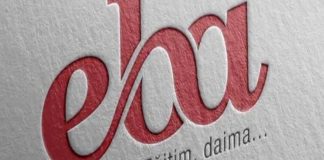 EBA, öğretmenlere de eğitim süreçlerini daha verimli yönetme imkanı sunar. Öğretmenler, sınıf içinde ve dışında dijital içerik paylaşabilir, öğrencilerinin başarı seviyelerini takip edebilir ve bireysel öğrenci gelişimini değerlendirebilirler. EBA üzerinden öğretmenler, öğrencilere geri bildirim verebilir ve sınıf içi etkinlikleri dijital ortamda düzenleyebilirler.