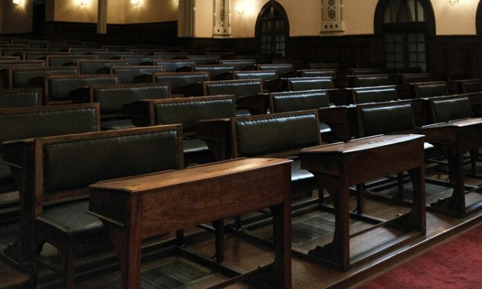 Uluslararası ilişkilerin temel yapı taşlarından biri olan egemen devlet kavramı, tarihsel olarak modern devlet sisteminin inşasında merkezi bir rol oynamıştır. 1648 Vestfalya Antlaşması’yla kurumsallaşan bu anlayış, devletin sınırları içinde mutlak otoriteye sahip olduğu ve başka bir güce tabi olmadığı fikrine dayanır. Ancak 21. yüzyıla gelindiğinde, küreselleşme, ulusötesi tehditler, uluslararası örgütler ve teknolojik gelişmeler bu klasik anlayışı sorgulatır hale getirmiştir. Bu yüzden bugün birçok akademisyen ve siyasetçi “Egemenlik hala geçerli mi?” sorusunu daha sık sormaya başlamıştır. Konulu bir haber görseli.