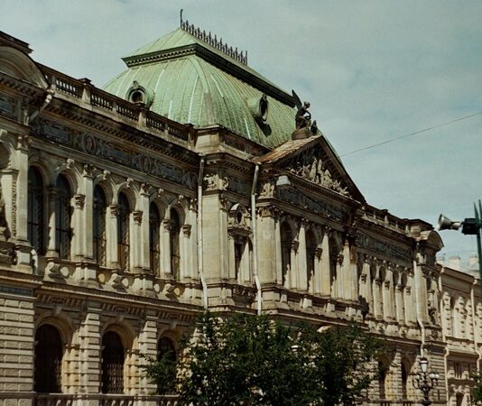 Egemenlik, tarih boyunca devlet kavramının en temel unsurlarından biri olarak kabul edilmiştir. Her devletin varlık sebebi, halkı ve toprakları üzerinde bağımsız ve üstün bir otoriteye sahip olmasıdır. İşte bu üstün ve bölünemez yetkiye egemenlik denir. Siyasi, hukuki ve tarihsel bağlamda farklı anlamlara gelebilen bu kavram, modern çağda özellikle uluslararası ilişkiler, anayasa hukuku ve vatandaşlık hakları gibi pek çok alanda merkezi bir öneme sahiptir. Egemenlik, yalnızca devletin gücünü değil, aynı zamanda bu gücün nasıl kullanıldığını ve kimin adına kullanıldığını da tanımlar. Konulu bir haber görseli.