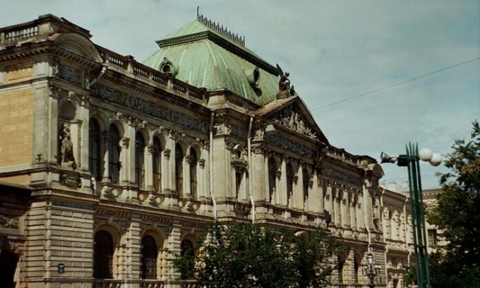 Egemenlik, tarih boyunca devlet kavramının en temel unsurlarından biri olarak kabul edilmiştir. Her devletin varlık sebebi, halkı ve toprakları üzerinde bağımsız ve üstün bir otoriteye sahip olmasıdır. İşte bu üstün ve bölünemez yetkiye egemenlik denir. Siyasi, hukuki ve tarihsel bağlamda farklı anlamlara gelebilen bu kavram, modern çağda özellikle uluslararası ilişkiler, anayasa hukuku ve vatandaşlık hakları gibi pek çok alanda merkezi bir öneme sahiptir. Egemenlik, yalnızca devletin gücünü değil, aynı zamanda bu gücün nasıl kullanıldığını ve kimin adına kullanıldığını da tanımlar. Konulu bir haber görseli.