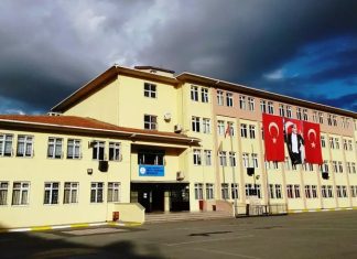 Eğitimde fırsat eşitliği, her bireyin eğitim olanaklarına eşit bir şekilde erişmesini sağlamayı amaçlar. Temelde bu ilke, eğitimdeki tüm engellerin ortadan kaldırılması gerektiğini savunur.