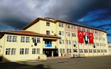 Eğitimde fırsat eşitliği, her bireyin eğitim olanaklarına eşit bir şekilde erişmesini sağlamayı amaçlar. Temelde bu ilke, eğitimdeki tüm engellerin ortadan kaldırılması gerektiğini savunur.