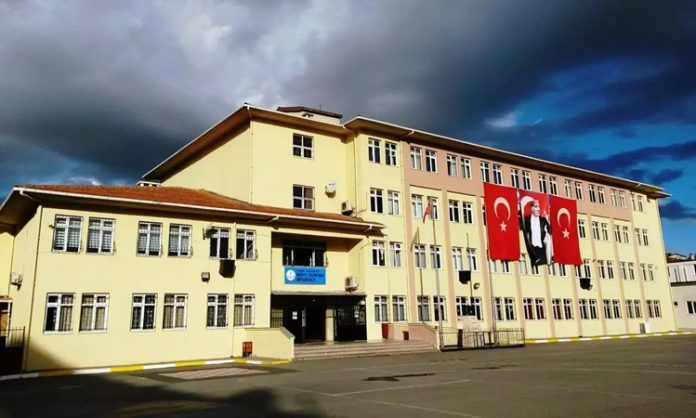 Eğitimde fırsat eşitliği, bireylerin hangi sosyoekonomik sınıftan, hangi bölgeden ya da hangi toplumsal gruptan geldiğine bakılmaksızın, eğitim alanında eşit imkanlara sahip olmasını savunan bir prensiptir. Ancak günümüzde bu prensip, birçok yerde hâlâ tam anlamıyla uygulanabilmiş değildir. Eğitimde fırsat eşitsizliği, eğitim sisteminin en önemli sorunlarından biri olmaya devam etmektedir. Türkiye gibi gelişmekte olan ülkelerde, bu sorunun daha da derinleştiği görülmektedir. Konulu bir haber görseli.