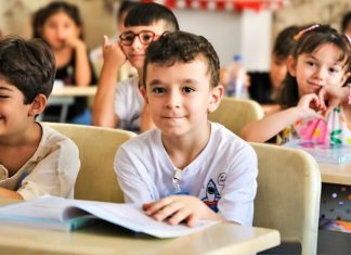 Performans sistemi, öğretmenlerin başarılarını ölçmek ve ödüllendirmek üzerine kurulu bir yapıdır. Bu sistem, öğretmenlerin öğrenci başarısı, veli memnuniyeti ve yönetsel gözlemler gibi çeşitli kriterler üzerinden değerlendirilmesini amaçlar.