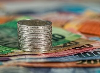 Ekonomi Bilimi Nedir? Ekonomi bilimi, insan davranışlarını, kaynak kullanımını ve kıt olan bu kaynakların nasıl daha verimli şekilde dağıtıldığını inceleyen sosyal bir bilim dalıdır. Diğer birçok bilim gibi, ekonomi de gözlem, analiz ve yorumlama yöntemlerini kullanır. Ancak onu benzersiz kılan, hem bireysel hem toplumsal düzeyde etkili karar süreçlerini anlamaya çalışmasıdır. Bu yönüyle ekonomi bilimi, bireylerin, işletmelerin ve devletlerin sınırlı kaynaklarla maksimum faydayı nasıl sağladığını araştırır. Konulu bir haber görseli