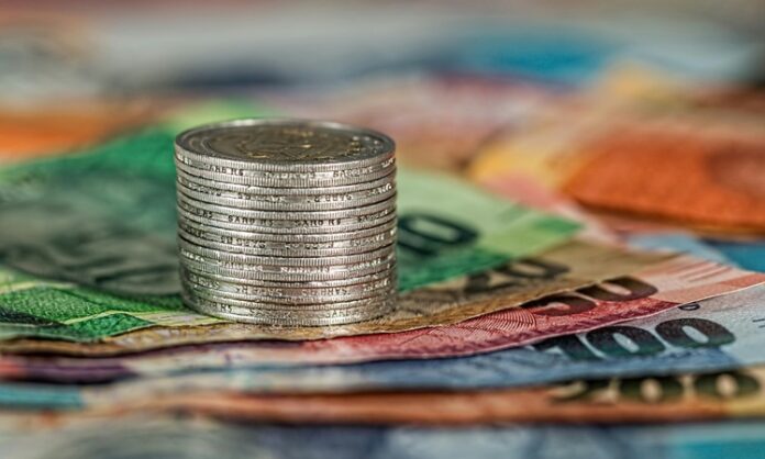 Ekonomi bilimi, insan davranışlarını, kaynak kullanımını ve kıt olan bu kaynakların nasıl daha verimli şekilde dağıtıldığını inceleyen sosyal bir bilim dalıdır. Diğer birçok bilim gibi, ekonomi de gözlem, analiz ve yorumlama yöntemlerini kullanır. Ancak onu benzersiz kılan, hem bireysel hem toplumsal düzeyde etkili karar süreçlerini anlamaya çalışmasıdır. Bu yönüyle ekonomi bilimi, bireylerin, işletmelerin ve devletlerin sınırlı kaynaklarla maksimum faydayı nasıl sağladığını araştırır. Konulu bir haber görseli