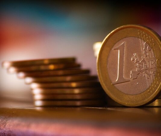 Ekonomi, sadece rakamların, grafiklerin ve istatistiklerin incelendiği teknik bir alan değildir; aynı zamanda bireylerin, toplumların ve devletlerin yaşamını doğrudan etkileyen güçlü bir yapıdır. İnsanların nasıl harcama yaptığı, işletmelerin nasıl yatırım kararı aldığı, devletlerin hangi politikaları uyguladığı gibi temel konular, doğrudan ekonomik verilerle ilişkilidir. Bu nedenle ekonomi, günlük yaşamdan uluslararası ilişkilere kadar her alanda hayati bir rol oynar. Konulu bir haber görseli.