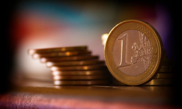 Ekonomi, sadece rakamların, grafiklerin ve istatistiklerin incelendiği teknik bir alan değildir; aynı zamanda bireylerin, toplumların ve devletlerin yaşamını doğrudan etkileyen güçlü bir yapıdır. İnsanların nasıl harcama yaptığı, işletmelerin nasıl yatırım kararı aldığı, devletlerin hangi politikaları uyguladığı gibi temel konular, doğrudan ekonomik verilerle ilişkilidir. Bu nedenle ekonomi, günlük yaşamdan uluslararası ilişkilere kadar her alanda hayati bir rol oynar. Konulu bir haber görseli.