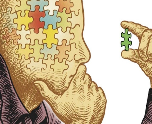 Eleştirel düşünce tarih boyunca filozoflar, bilim insanları ve eğitimciler tarafından önemsenmiştir. Sokratik yöntem olarak bilinen ve sorularla düşünmeyi teşvik eden teknik, bu düşünce biçiminin en erken örneklerinden biridir.