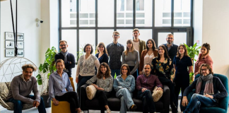 Empirik bilgi, duyular yoluyla elde edilen bilgiyi ifade eder. İnsanlar, çevrelerindeki dünyayı gözlemleyerek, deney yaparak ve duyularını kullanarak bilgi edinirler. Bu tür bilgi, sadece teorik bir düşünceden ziyade somut verilerle desteklenir. Örneğin, bir bitkinin büyüme süreci hakkında bilgi edinmek, bilim insanlarının bitkiyi gözlemleyip, büyüme koşullarını ve çevresel faktörleri deneysel olarak araştırmaları ile mümkündür. Empirik bilgi, doğrudan gözlem ve ölçümle elde edildiği için, objektif ve test edilebilir özellikler taşır.