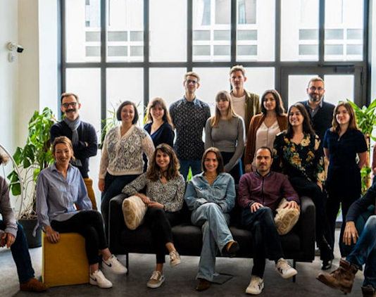 Empirik bilgi, duyular yoluyla elde edilen bilgiyi ifade eder. İnsanlar, çevrelerindeki dünyayı gözlemleyerek, deney yaparak ve duyularını kullanarak bilgi edinirler. Bu tür bilgi, sadece teorik bir düşünceden ziyade somut verilerle desteklenir. Örneğin, bir bitkinin büyüme süreci hakkında bilgi edinmek, bilim insanlarının bitkiyi gözlemleyip, büyüme koşullarını ve çevresel faktörleri deneysel olarak araştırmaları ile mümkündür. Empirik bilgi, doğrudan gözlem ve ölçümle elde edildiği için, objektif ve test edilebilir özellikler taşır.