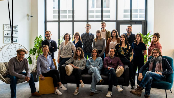 Empirik bilgi, duyular yoluyla elde edilen bilgiyi ifade eder. İnsanlar, çevrelerindeki dünyayı gözlemleyerek, deney yaparak ve duyularını kullanarak bilgi edinirler. Bu tür bilgi, sadece teorik bir düşünceden ziyade somut verilerle desteklenir. Örneğin, bir bitkinin büyüme süreci hakkında bilgi edinmek, bilim insanlarının bitkiyi gözlemleyip, büyüme koşullarını ve çevresel faktörleri deneysel olarak araştırmaları ile mümkündür. Empirik bilgi, doğrudan gözlem ve ölçümle elde edildiği için, objektif ve test edilebilir özellikler taşır.