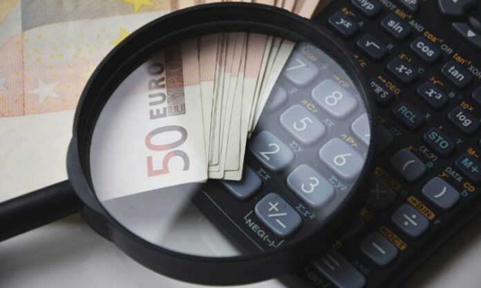 Enflasyon, genel fiyat seviyesinin sürekli olarak yükselmesi olarak tanımlanır ve bir ülkenin ekonomisinin sağlığı üzerinde önemli bir etkiye sahiptir. Enflasyon, ekonomik sistemdeki paranın değer kaybetmesi anlamına gelir ve halkın alım gücünü doğrudan etkiler. Ekonomik büyüme, üretim seviyeleri, talep ve arz gibi faktörlerle bağlantılı olan enflasyon, finansal piyasalarda, iş gücü piyasasında ve genel yaşam maliyetlerinde büyük değişikliklere yol açabilir. Bu yazıda enflasyonun nedenleri, etkileri ve çözüm yolları üzerine derinlemesine bir inceleme yapılacaktır. Konulu bir haber görseli.