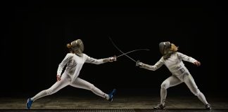 Eskrimde, sporcular flöre, kılıç veya epée adı verilen üç farklı türde silah kullanarak karşılaştıkları rakiplerine karşı mücadele ederler. Her bir silah türü, farklı teknik ve stratejilere dayanır.