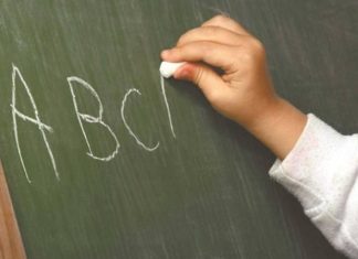 Ezberci eğitim sistemine karşı giderek yükselen eleştiriler, alternatif öğrenme yaklaşımlarına olan ilgiyi artırmıştır. Özellikle yapılandırmacı eğitim modeli, öğrencilerin bilgiyi kendilerinin yapılandırmasına dayalı bir sistem sunarak ezberci yaklaşımı büyük ölçüde dışlamaktadır.