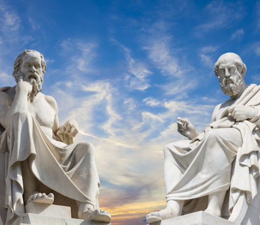 Felsefe, yüzyıllardır bu soruyu tartışmakta ve farklı düşünürler, yaşamın anlamına dair birbirinden çeşitli yanıtlar önermektedir.