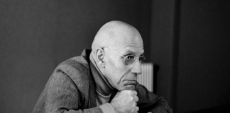 Foucault’nun düşündüğü gibi, bilgi ve güç arasındaki ilişki, her zaman doğrudan bir güç ilişkisi anlamına gelmez. Foucault, güçün sabit olmadığını, bilginin ise sürekli olarak dönüşen bir yapıya sahip olduğunu savunur.