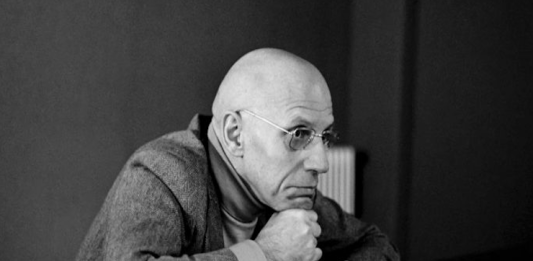 Bilgi Güç müdür? Foucault’nun İzinden Günümüz Tartışmaları Foucault’nun düşündüğü gibi, bilgi ve güç arasındaki ilişki, her zaman doğrudan bir güç ilişkisi anlamına gelmez. Foucault, güçün sabit olmadığını, bilginin ise sürekli olarak dönüşen bir yapıya sahip olduğunu savunur.