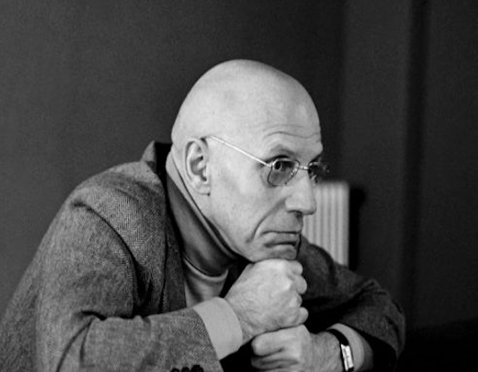 Foucault’nun düşündüğü gibi, bilgi ve güç arasındaki ilişki, her zaman doğrudan bir güç ilişkisi anlamına gelmez. Foucault, güçün sabit olmadığını, bilginin ise sürekli olarak dönüşen bir yapıya sahip olduğunu savunur.