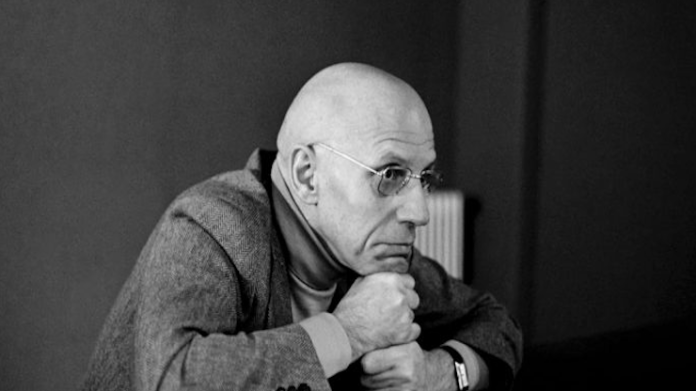 Foucault’nun düşündüğü gibi, bilgi ve güç arasındaki ilişki, her zaman doğrudan bir güç ilişkisi anlamına gelmez. Foucault, güçün sabit olmadığını, bilginin ise sürekli olarak dönüşen bir yapıya sahip olduğunu savunur.