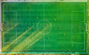 Futbol Nedir Dünyada Neden Bu Kadar Yaygın Futbolun kökenleri Antik Çin’e kadar dayansa da, modern anlamdaki ilk kurallar 19. yüzyıl İngiltere’sinde yazıya geçirilmiştir. Bu kurallar zamanla gelişerek uluslararası boyuta taşınmış ve FIFA gibi kuruluşlar sayesinde evrensel bir nitelik kazanmıştır.