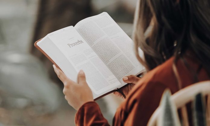 Geleneksel olarak okuryazarlık, bir kişinin harfleri tanıyabilme, yazı okuyup yazabilme becerisi olarak tanımlanmıştır. Bu tanım uzun yıllar boyunca eğitim politikalarının temelini oluşturmuş, bireylerin bilgiye erişimi bu yetiler üzerinden değerlendirilmiştir. Ancak dijital çağla birlikte bu tanım tartışmalı hale gelmiştir. Artık sadece alfabetik beceriler değil, bilgiye ulaşma, değerlendirme ve üretme becerileri de bu kavramın içine dahil edilmiştir. Peki, okuryazarlık hâlâ sadece harfleri tanımak mıdır? Konulu bir haber görseli.