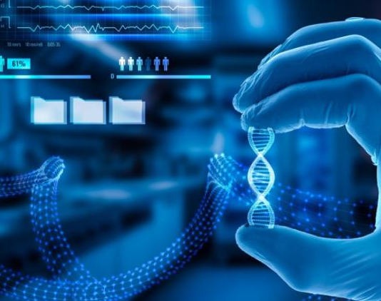 Genetik verilerin kullanımı, tıpta yeni bir çağ başlattı. Artık hastalar, genetik yapılarına uygun ilaçlarla tedavi edilebiliyor. Bu yaklaşım “kişiselleştirilmiş tıp” olarak adlandırılıyor ve standart tedavi yöntemlerinin dışında, bireyin genetik profilini esas alan çözümler sunuyor. Bu da tedavi sürecinin hem daha etkili hem de daha güvenli olmasını sağlıyor.