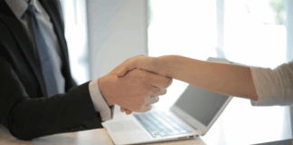 Girişimcilik; özgürlük, kendi işinin patronu olmak ve potansiyel olarak sınırsız gelir gibi hayallerle süslenmiş heyecan verici bir yolculuktur. Ancak bu yol, sanıldığı kadar kolay ve düz değildir. Girişimcilik dünyasına adım atmadan önce bilinmesi gereken bazı temel gerçekler, başarı ihtimalini artırmak ve hayal kırıklıklarını azaltmak açısından oldukça önemlidir. konulu bir görsel