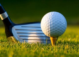 Golfün kökenleri hakkında farklı teoriler bulunsa da, modern anlamda bilinen formunun 15. yüzyıl İskoçya’sında ortaya çıktığı kabul edilmektedir. O dönemde çobanların taşları sopa benzeri aletlerle hedefe yönlendirmesiyle doğan bu oyun, zamanla aristokratların ilgi gösterdiği bir etkinlik haline gelmiştir.