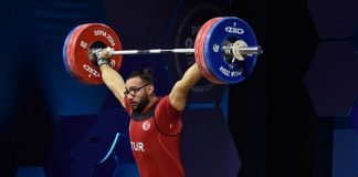 Snatch, halterin bir başka temel hareketidir. Bu hareket, tek bir hamleyle, ağırlığı yere kaldırarak başın üzerine kadar götürmeyi gerektirir. Snatch, oldukça teknik bir harekettir ve aynı zamanda hız, güç ve esneklik gerektirir.