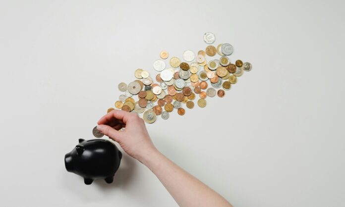 Hangi Alanlarda Ticaret Yapılır Ticaret, insanoğlunun temel ihtiyaçlarını karşılamaya yönelik olarak binlerce yıldır süregelen bir faaliyettir. Günümüzde ise ticaretin sınırları genişlemiş, fiziki pazarlardan dijital dünyaya kadar uzanan bir yelpazeye yayılmıştır. “Hangi alanlarda ticaret yapılır?” sorusu, iş kurmak ya da yeni bir sektöre yönelmek isteyen herkes için kritik önemdedir. Çünkü ticaret yalnızca mal satmakla sınırlı değildir; hizmetten dijital ürünlere, ikinci elden eğitim sistemlerine kadar birçok alanda ticaret yapılabilir. Konulu bir haber görseli