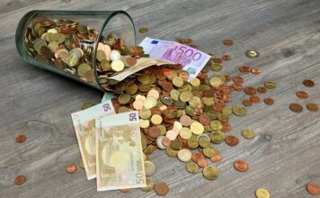E-ticaret, teknolojinin sunduğu olanaklarla birlikte yalnızca bir satış yöntemi değil, başlı başına bir sektör haline gelmiştir. Giderek dijitalleşen dünyada girişimciler için “Hangi sektörde e-ticaret yapılır?” sorusu kritik önem taşır. Çünkü doğru sektörü seçmek, uzun vadeli başarı için atılacak en sağlam adımdır. Günümüzde pek çok farklı alanda e-ticaret yapılabiliyor. Önemli olan, talebi yüksek, rekabeti yönetilebilir ve kâr marjı uygun olan bir sektöre yönelmektir. Konulu bir haber görseli.