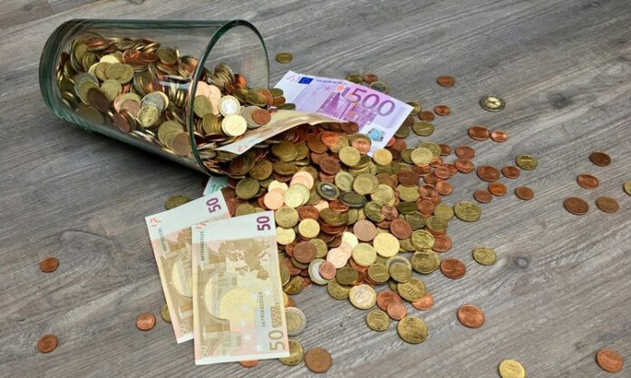 E-ticaret, teknolojinin sunduğu olanaklarla birlikte yalnızca bir satış yöntemi değil, başlı başına bir sektör haline gelmiştir. Giderek dijitalleşen dünyada girişimciler için “Hangi sektörde e-ticaret yapılır?” sorusu kritik önem taşır. Çünkü doğru sektörü seçmek, uzun vadeli başarı için atılacak en sağlam adımdır. Günümüzde pek çok farklı alanda e-ticaret yapılabiliyor. Önemli olan, talebi yüksek, rekabeti yönetilebilir ve kâr marjı uygun olan bir sektöre yönelmektir. Konulu bir haber görseli.